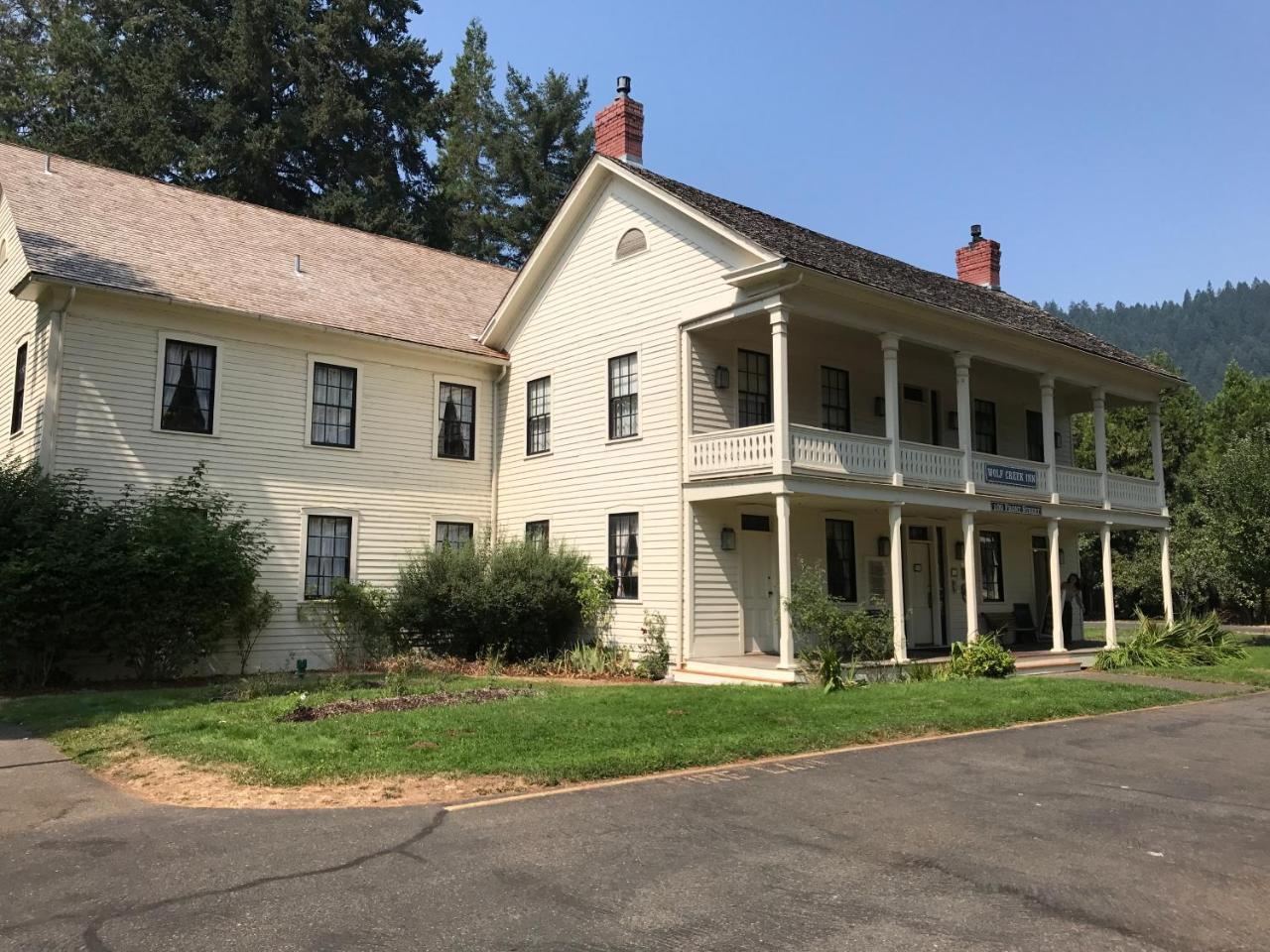 Wolf Creek Inn & Tavern Exterior photo