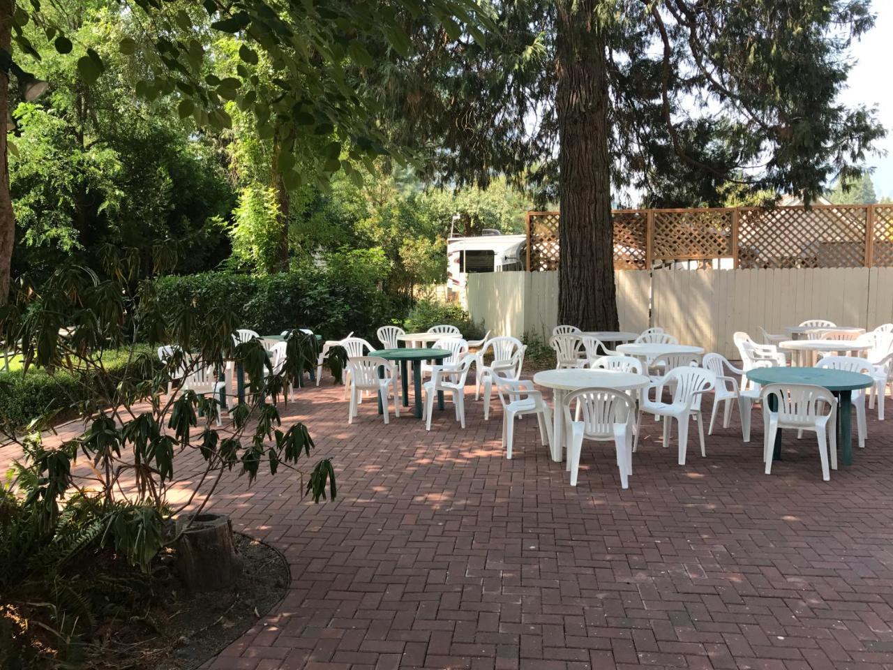 Wolf Creek Inn & Tavern Exterior photo